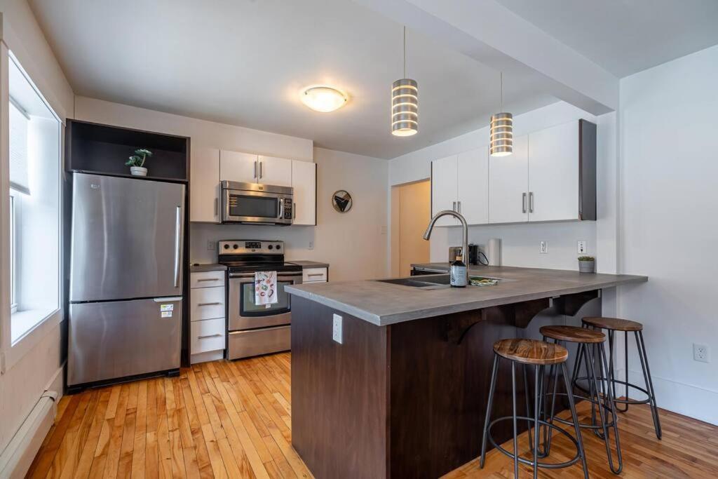 Gorgeous & Sunny Executive Suite #102 photo 3