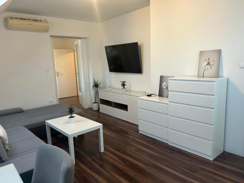 Tara's apartment photo 1