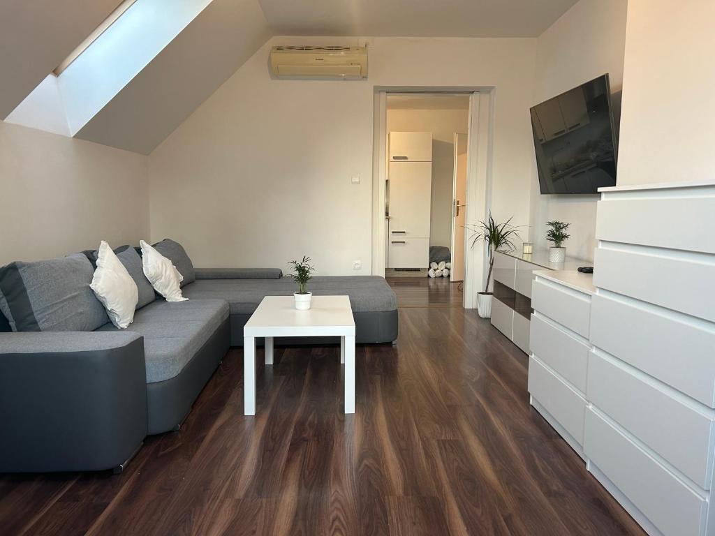 Tara's apartment photo 2