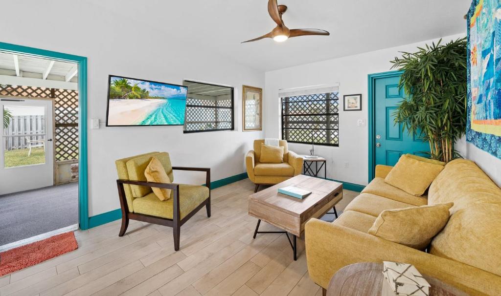 Uptown Cottage - Walk to the Beach and Restaurants image