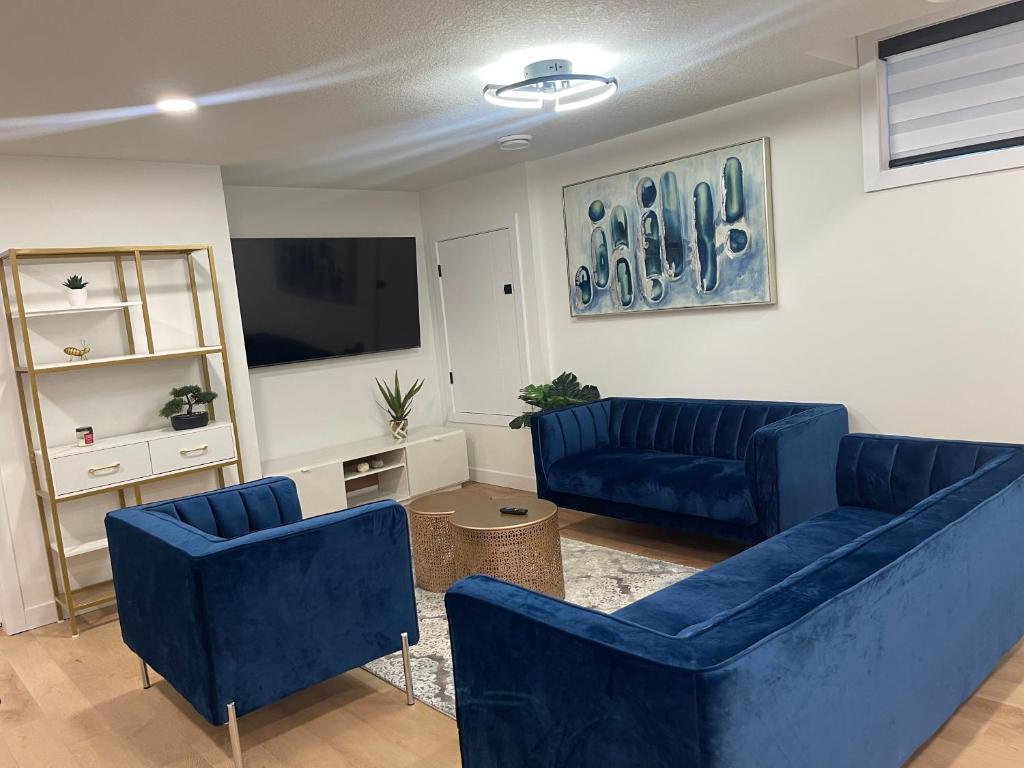 Stylish 2 Bedroom suite in SW Edmonton close to Windermere and Edmonton International Airport photo 3