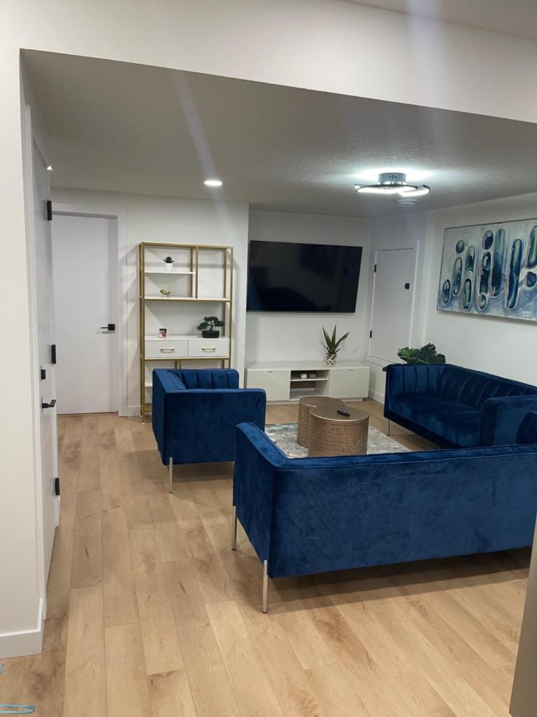 Stylish 2 Bedroom suite in SW Edmonton close to Windermere and Edmonton International Airport photo 1