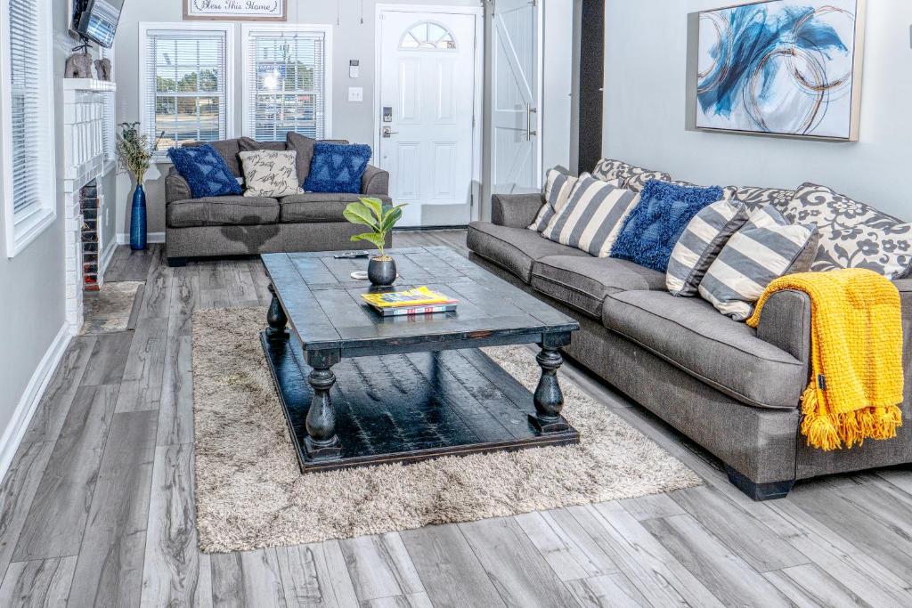 Brick Beauty Fayetteville 3 bedroom Mins from Downtown image