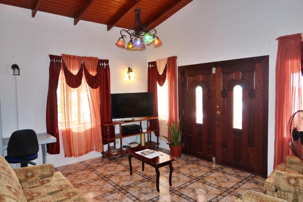 Elegant Rays Apartment- Golf Course , Grenada photo 4
