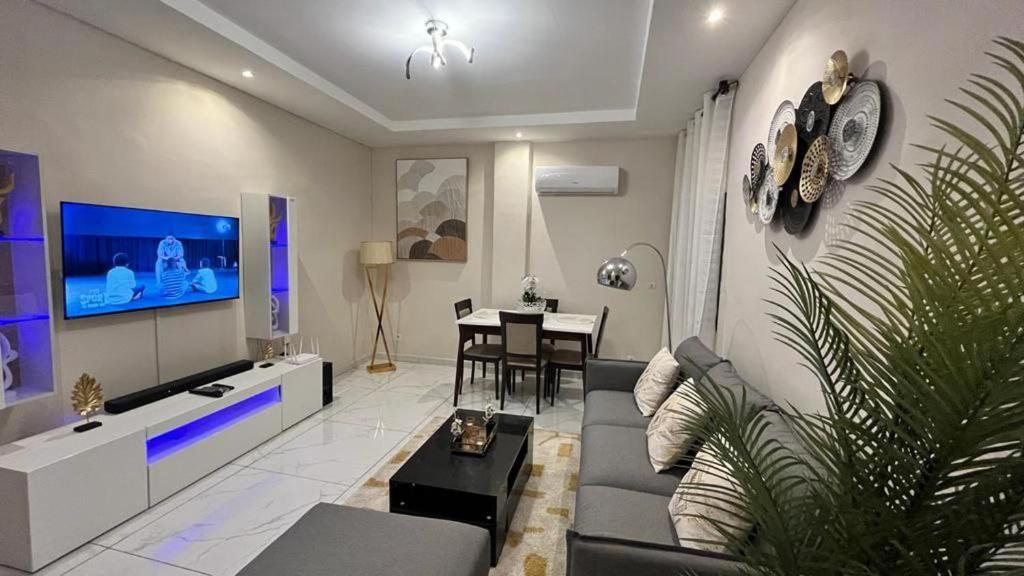 We offer you a lovely 1-Bed Apartment in Abidjan photo 2