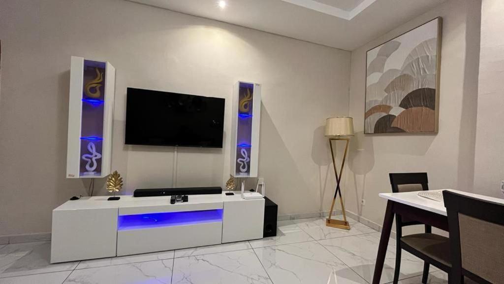We offer you a lovely 1-Bed Apartment in Abidjan photo 3