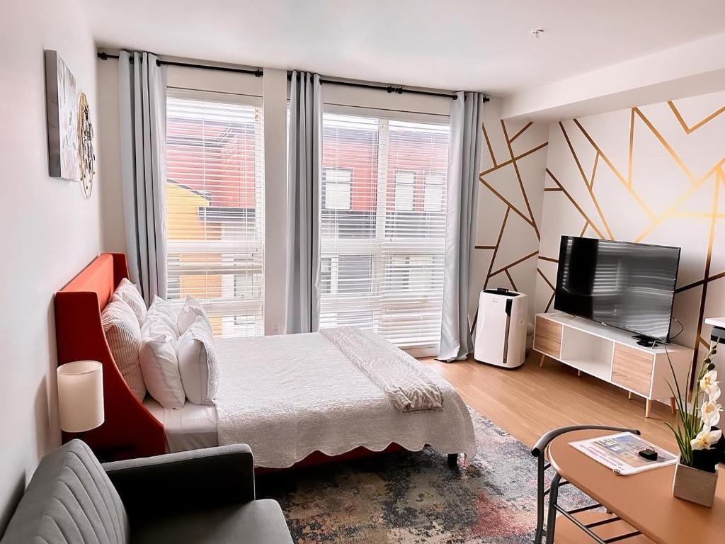 Charming and Modern Downtown Tacoma Apartment with Queen size bed and futon sofa bed, Free Netflix