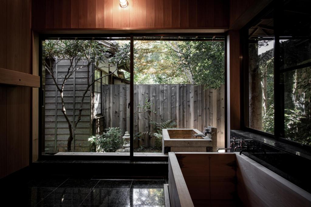 EXP Co Onsen 呼隱撰