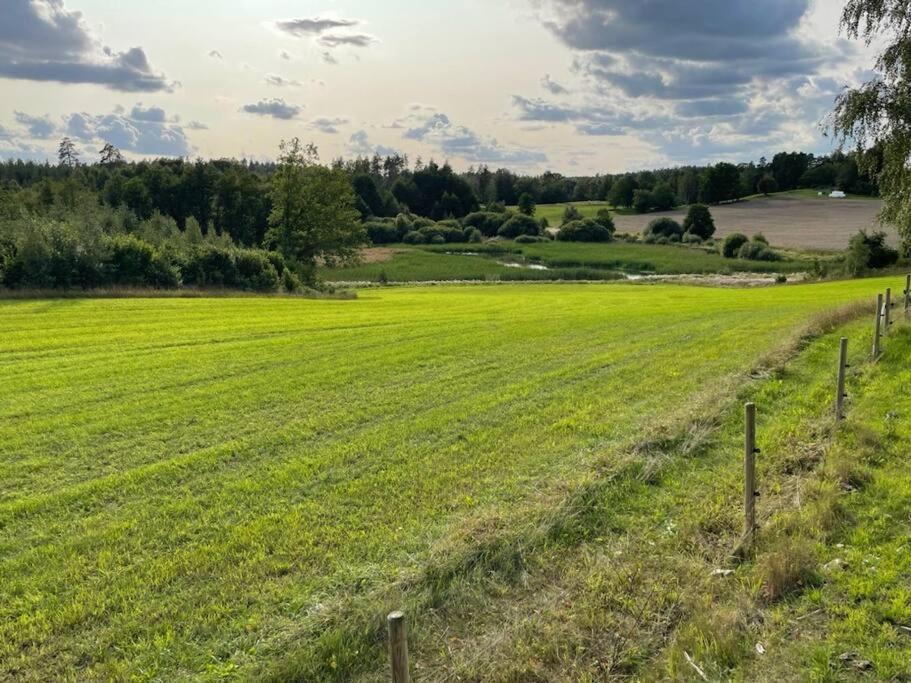 Nyrenoverad stuga nära naturen photo 2