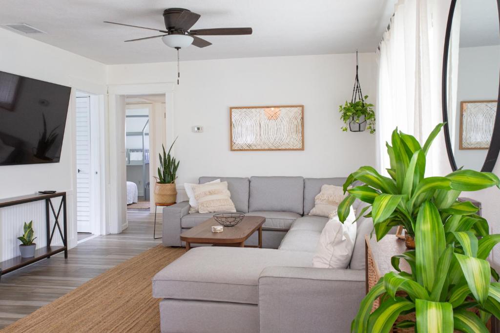 Corner Casa (w Bikes!) Beach Home (3bd/2ba) photo 3