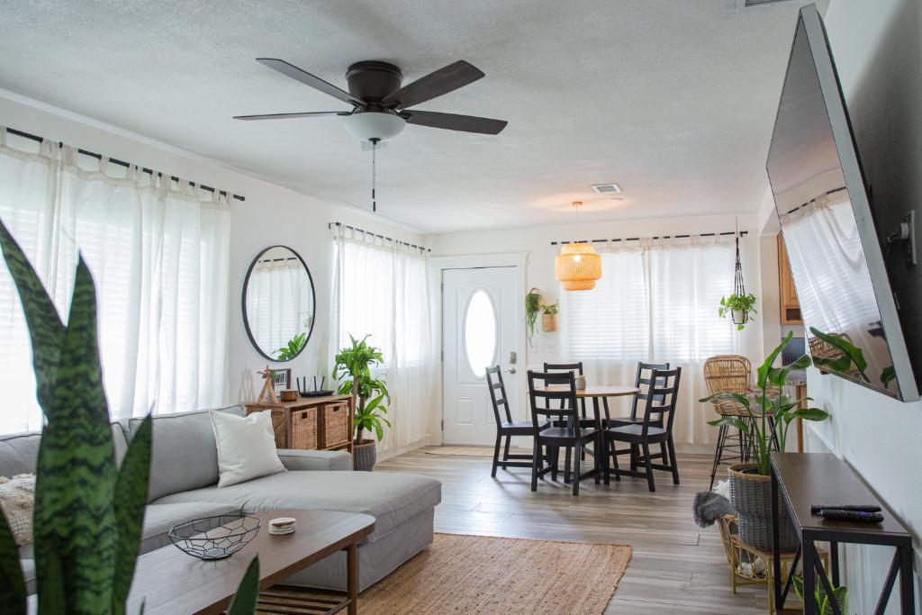 Corner Casa (w Bikes!) Beach Home (3bd/2ba)