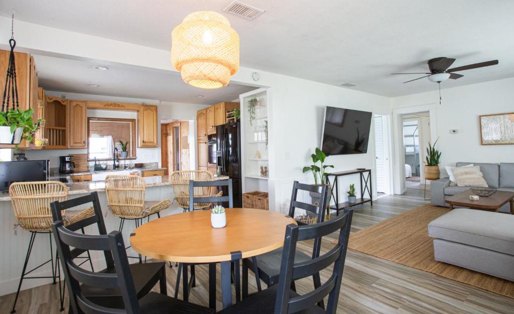 Corner Casa (w Bikes!) Beach Home (3bd/2ba) photo 1