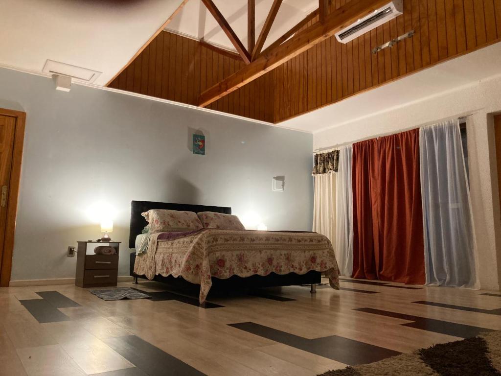 Amplia habitación con Jacuzzi y aire acondicionado