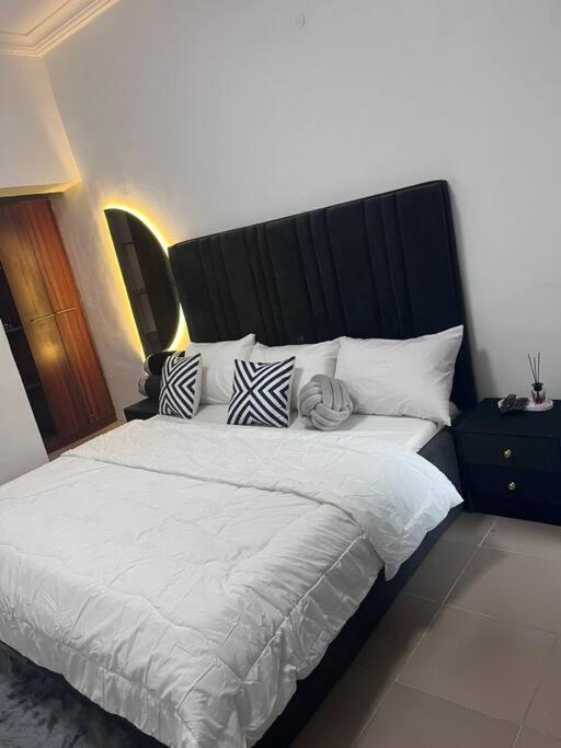 1Bedroom Apartment, Serene, Comfort & sophistication. Wuye, Abuja. photo 3
