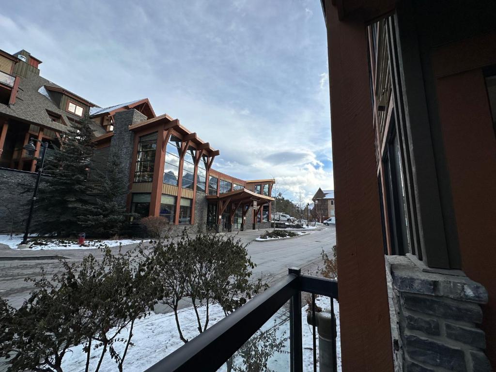 Solara Escape - 2BR Retreat with Pool - Hot Tub - Gym - Spa, Canmore, Alberta