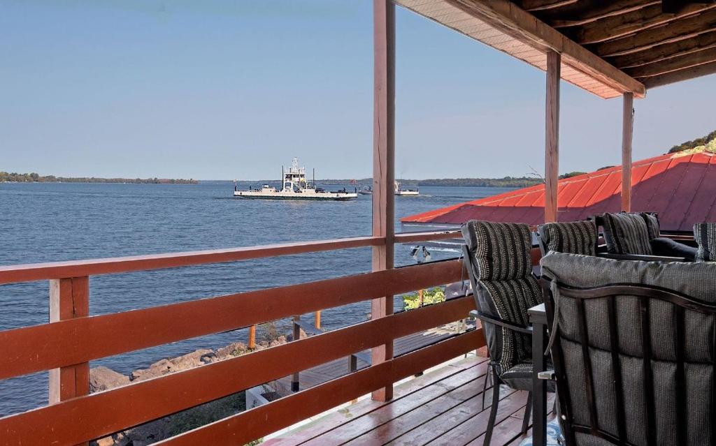 Lakefront house with Firepit photo 3