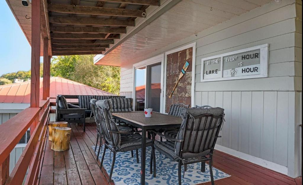 Lakefront house with Firepit photo 2
