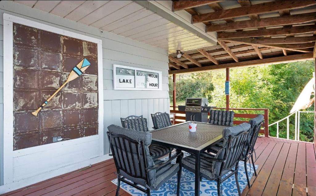 Lakefront house with Firepit photo 4