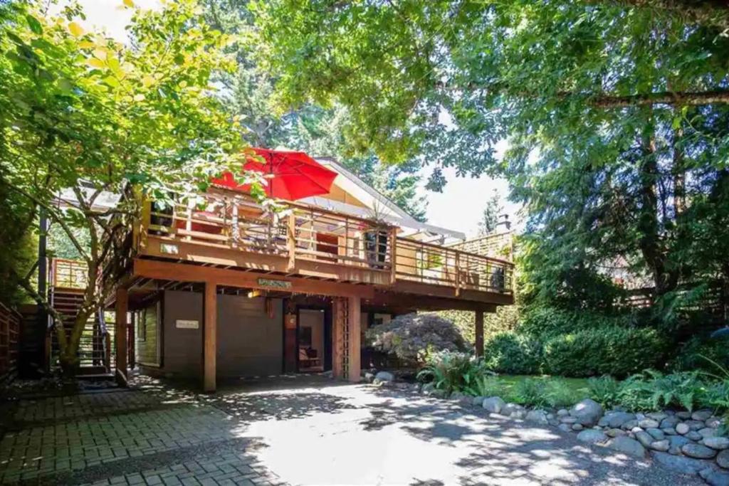 Cozy Snug Cove Treehouse