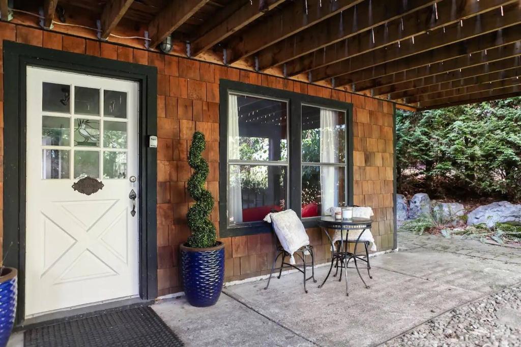 Cozy Snug Cove Treehouse photo 1