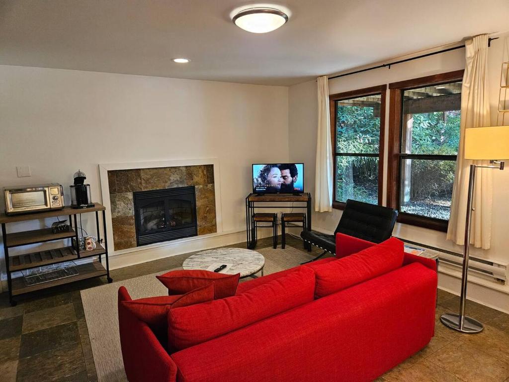 Cozy Snug Cove Treehouse photo 3
