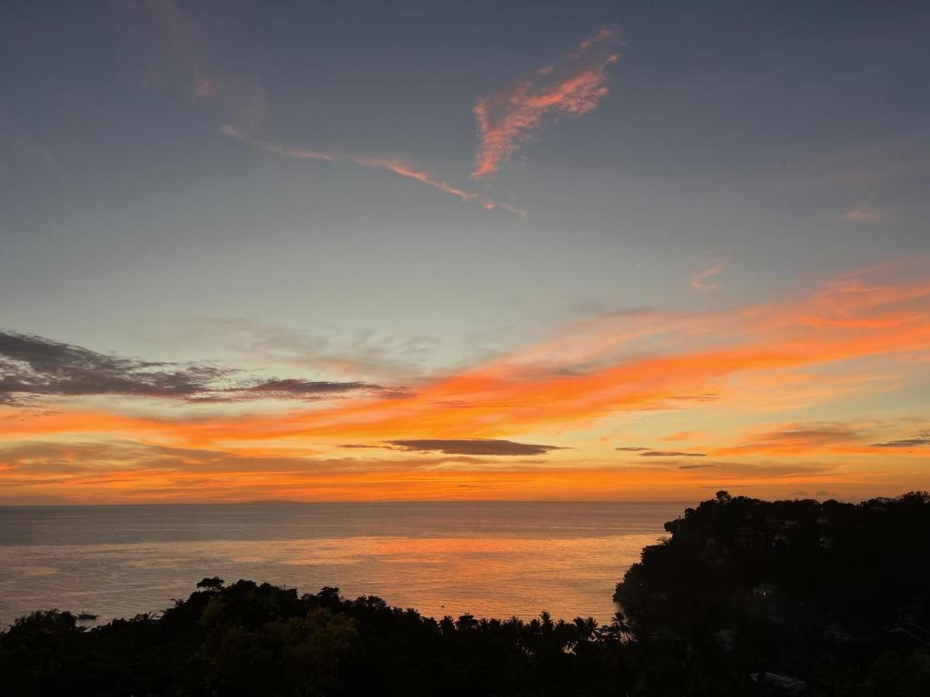 Amor Penthouse/Honeymoon Suite with Jacuzzi - Best View in the Island. Hidden Paradise! photo 4