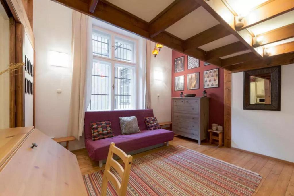 Secluded mezzanine studio near Astoria - Tap to explore photos