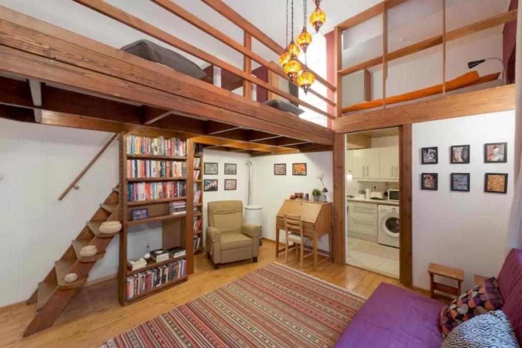 Secluded mezzanine studio near Astoria - Tap to explore photos