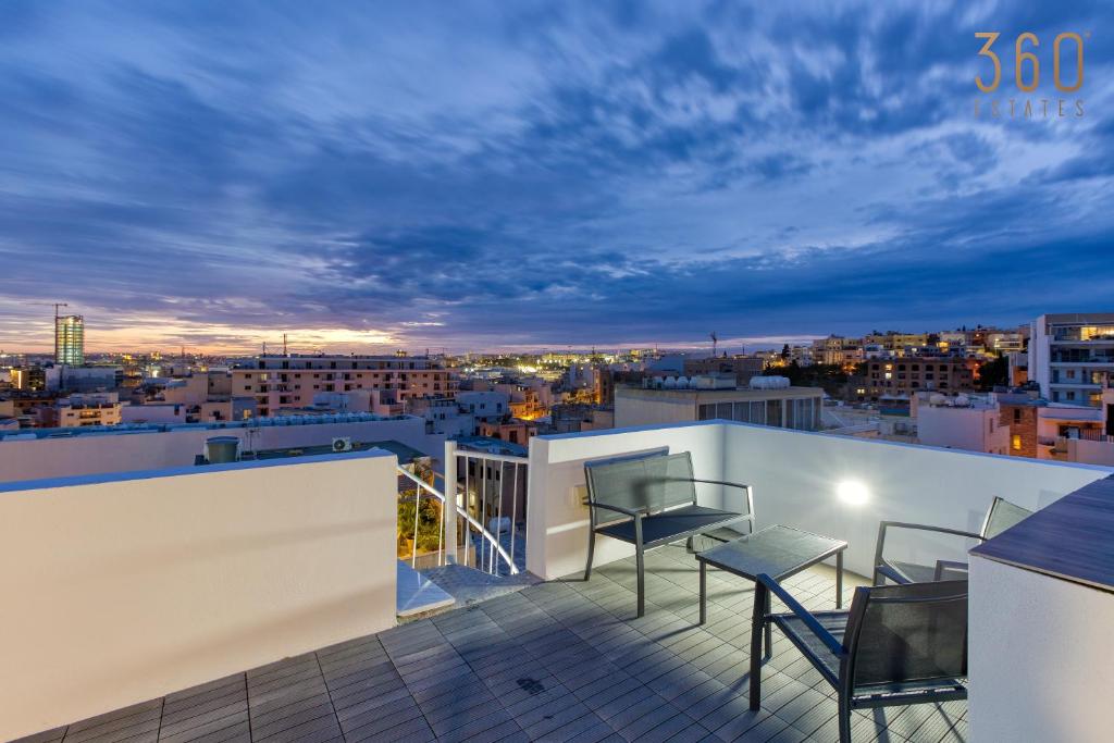 Beautiful 3BR Triplex penthouse with Hot-Tub by 360 Estates photo 3