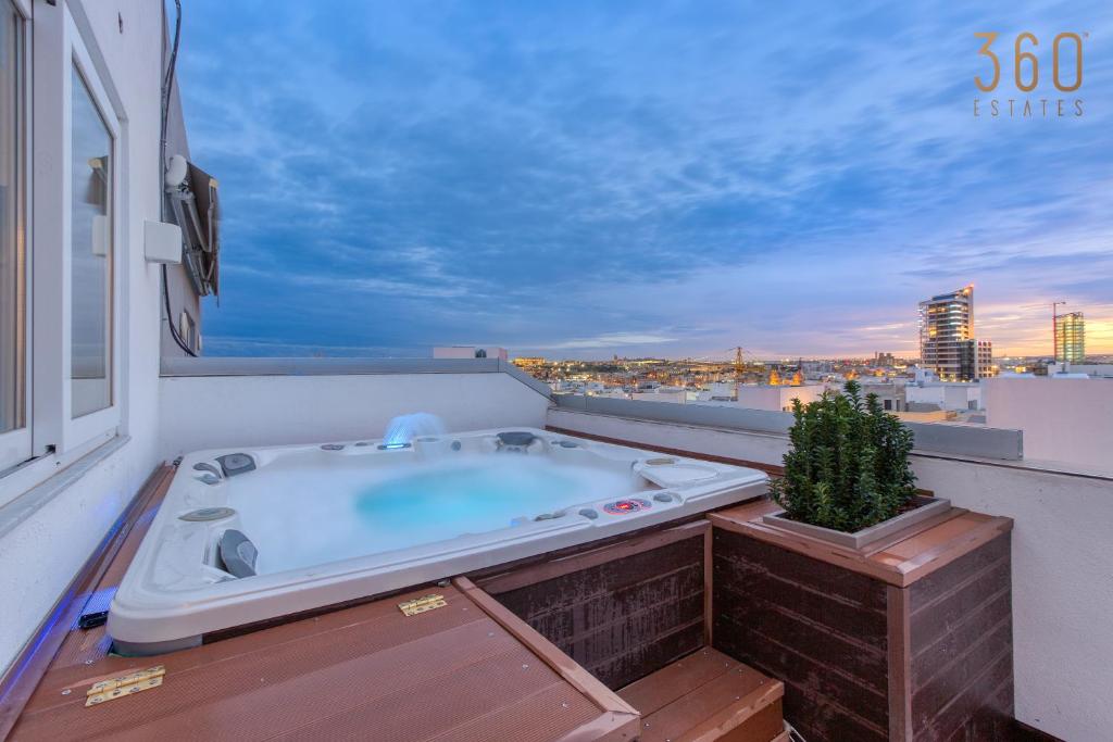 Beautiful 3BR Triplex penthouse with Hot-Tub by 360 Estates