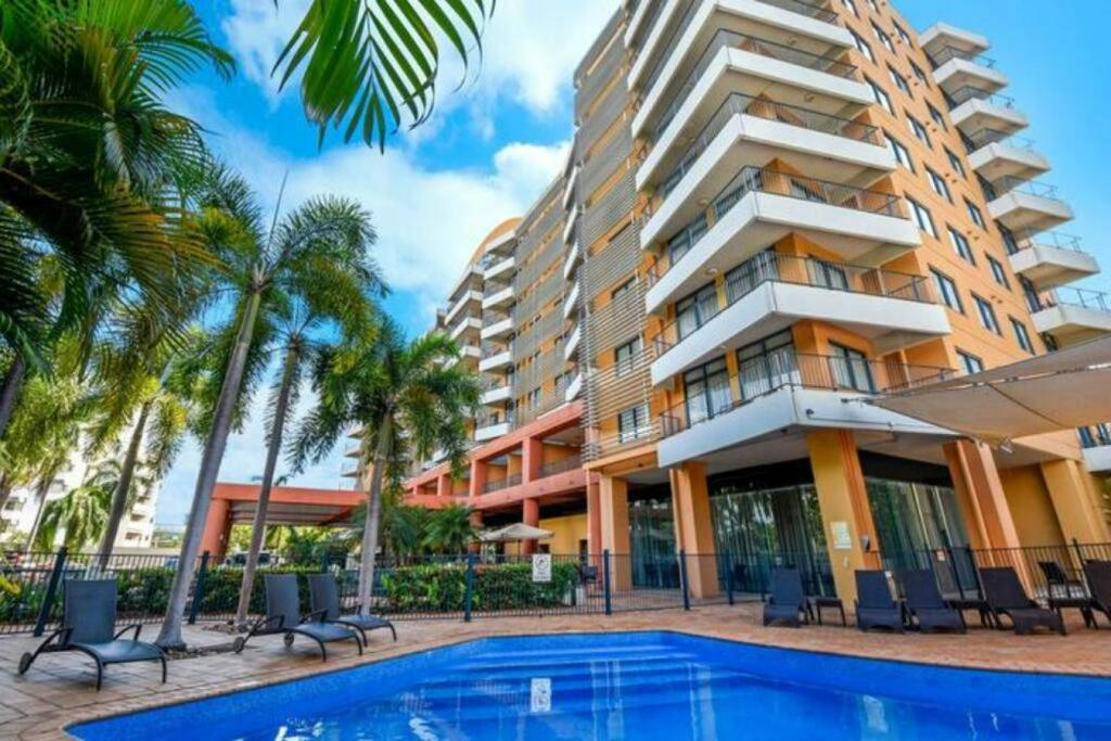 Resort Style City View King Bed Pool Balcony photo 3