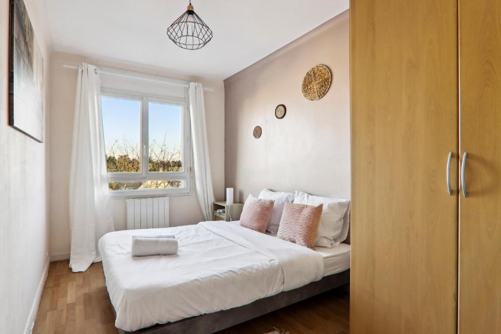 Chic and spacious apart with parking photo 2
