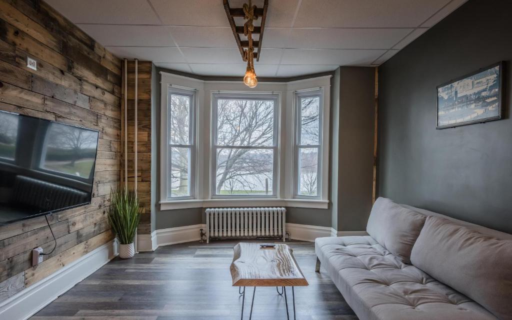 Rustic Riverfront Retreat photo 2
