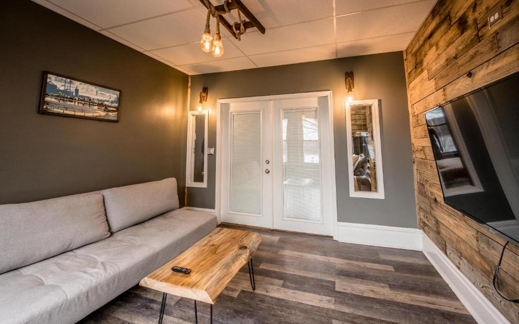 Rustic Riverfront Retreat photo 4