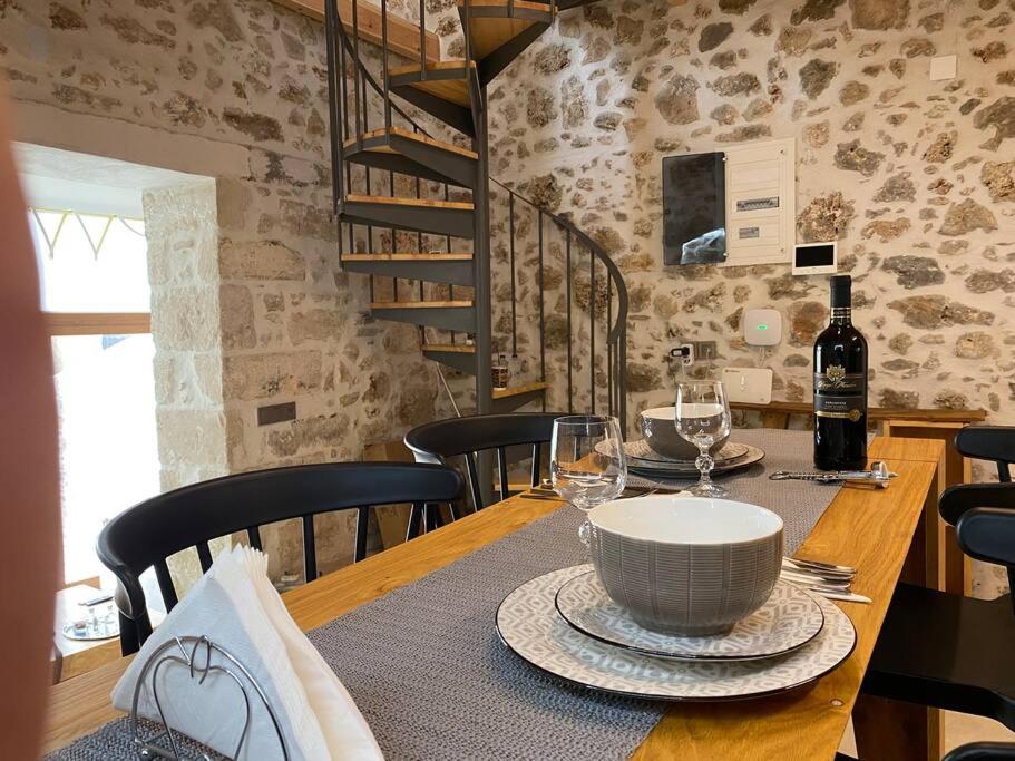 Stavlos traditional suite photo 1