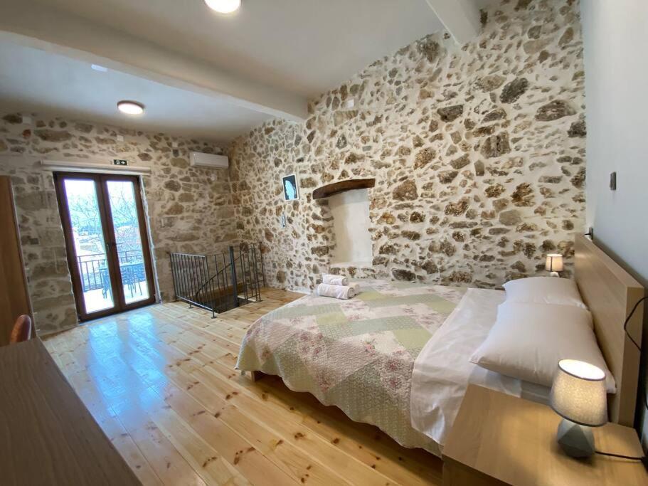 Stavlos traditional suite photo 3