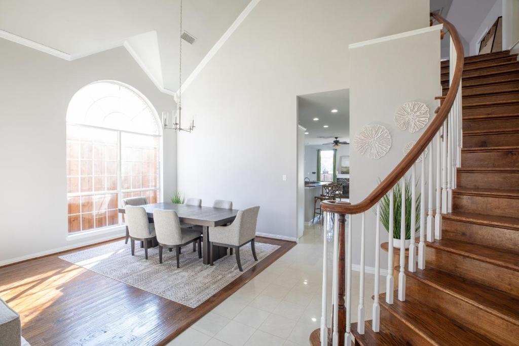 Elegant Executive Escape 3800 sqft 5 bedroom home photo 1