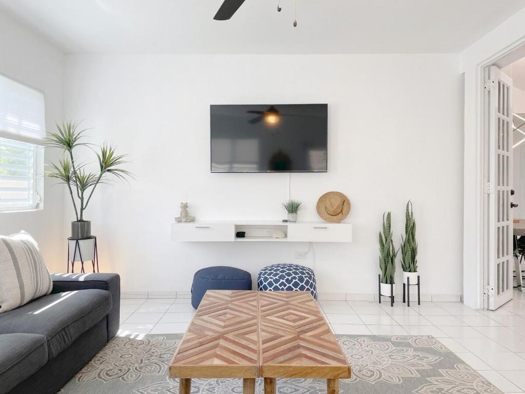 walk to beach or swim in the pool, 4 bedrooms home photo 1