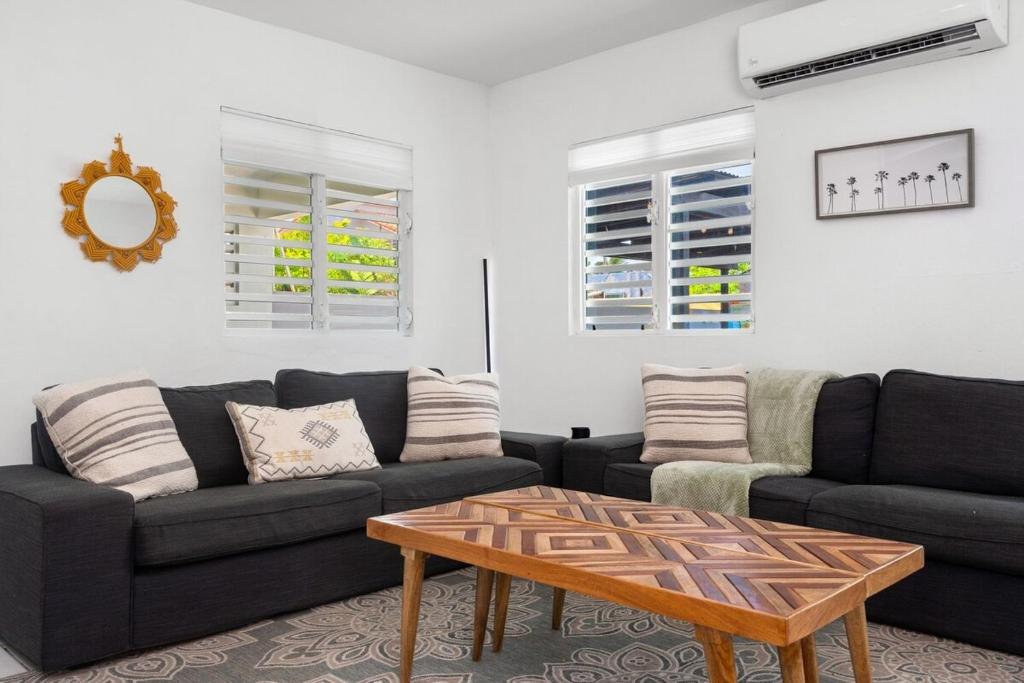 walk to beach or swim in the pool, 4 bedrooms home photo 4