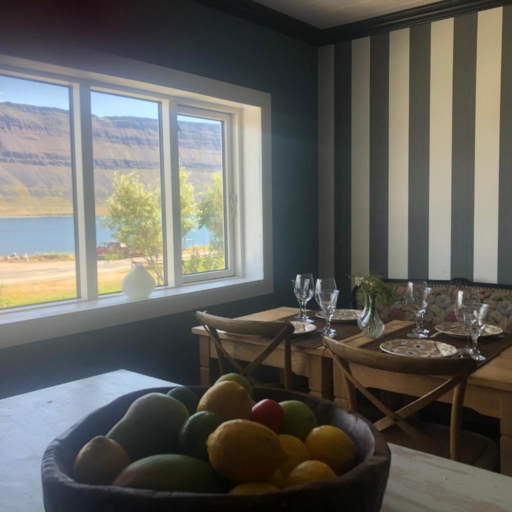 Sea, fjord & mountain view house photo 4