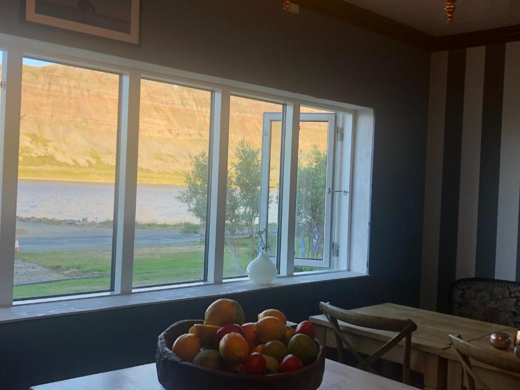 Sea, fjord & mountain view house photo 3