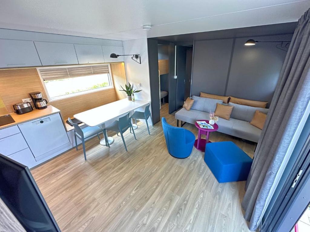 Tiny house with lake view in holiday village in Bavaria photo 2