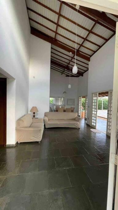 Casa com piscina em condomínio ensolarada! photo 2