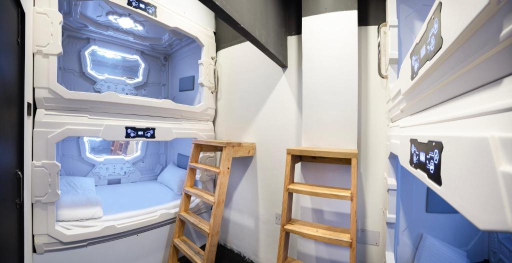 NapTapGo - Japanese Premium POD Hotel - Walk to Noida Electronic City Metro! Wifi, Lounge photo 3