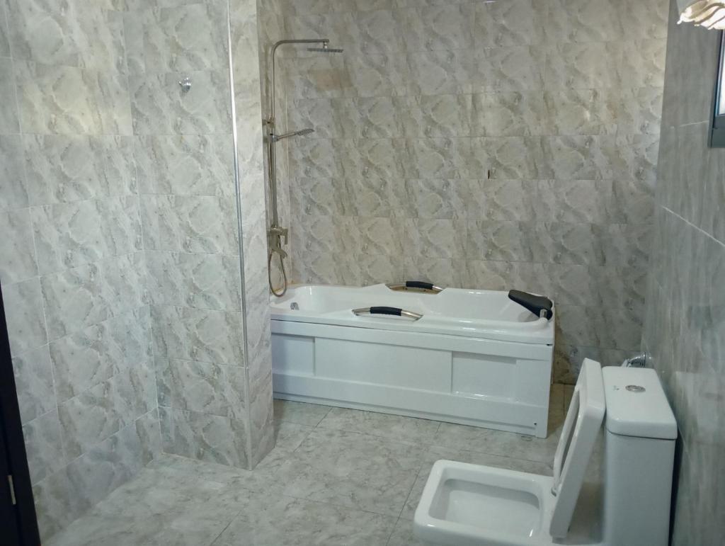 Frontline Homes & Suites 3bedroom Apartment photo 1
