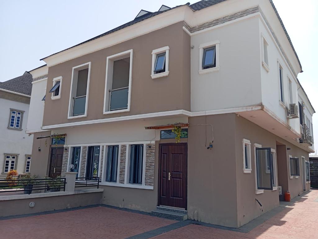 Frontline Homes & Suites 3bedroom Apartment photo 3