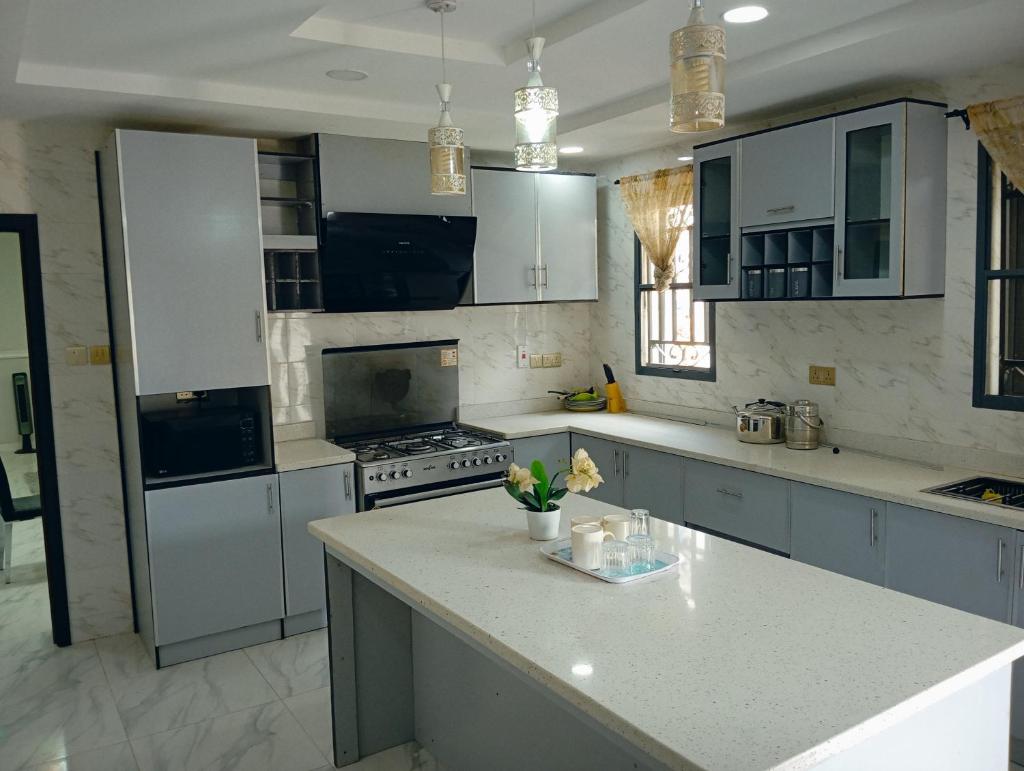 Frontline Homes & Suites 3bedroom Apartment photo 4