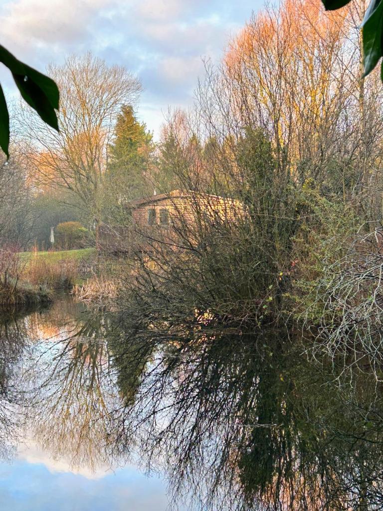 'Mallard' Secluded Rustic Lodge - Digital Detox Paradise photo 3