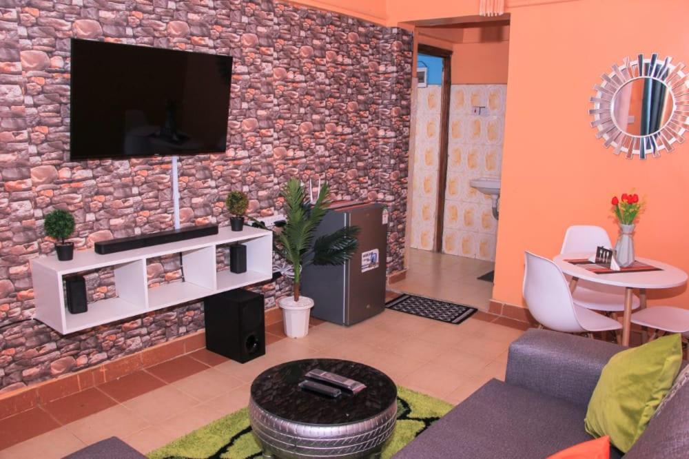 Cozy Homes 1 Bedroom House with WIFI and King Size Bed photo 2