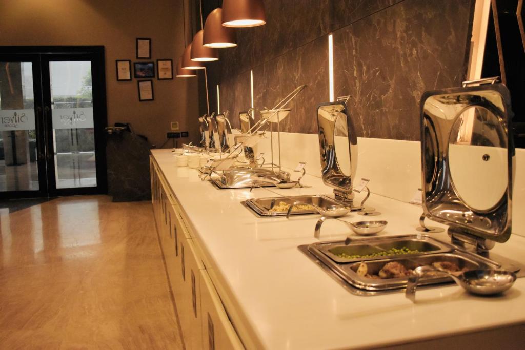 Ramada by Wyndham Aligarh GT Road photo 3
